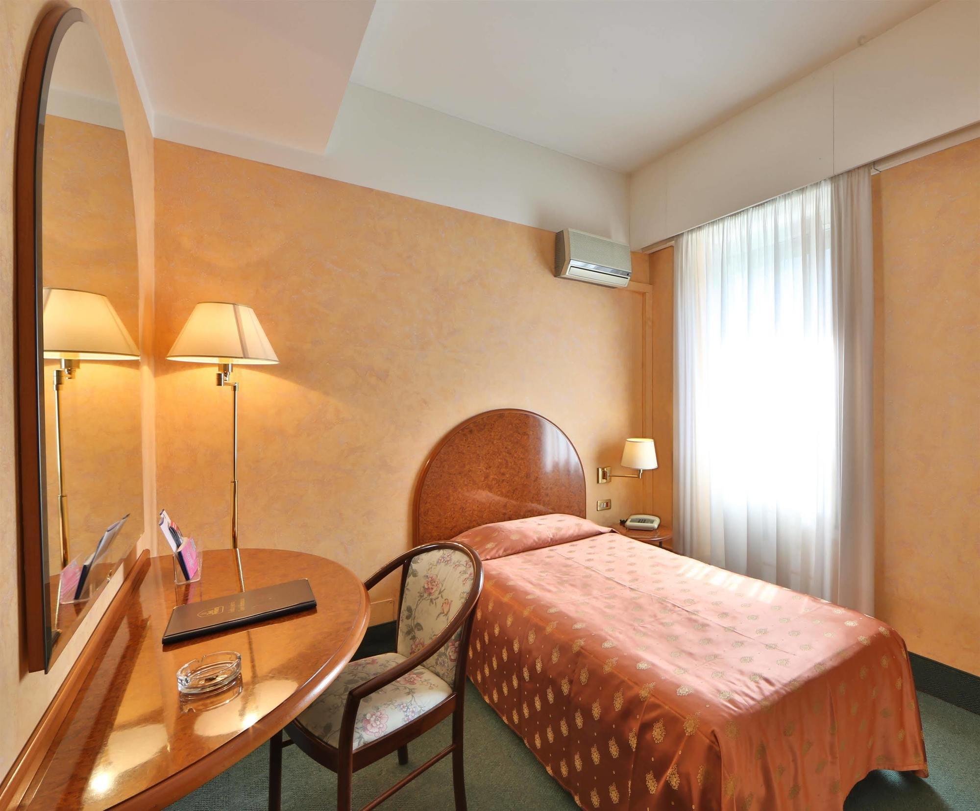 B&B Hotel Como City Center Esterno foto